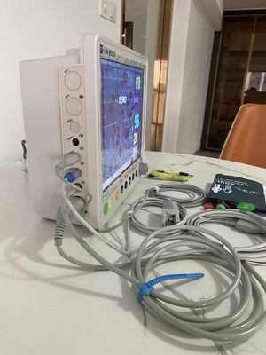 جهاز مراقبة المريض المحمول بـ 5 معلمات مع 16 لغة وضمان لمدة سنة واحدة لوحدة العناية المركزة في المستشفى والطوارئ