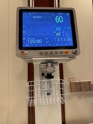 دعامة حائط معدنية قابلة للتعديل في الارتفاع لتركيب شاشة مراقبة المرضى في جناح المستشفى